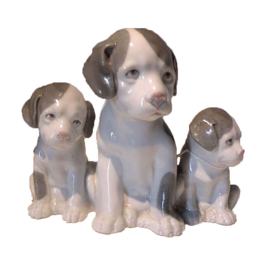 Groupe de chiens en porcelaine